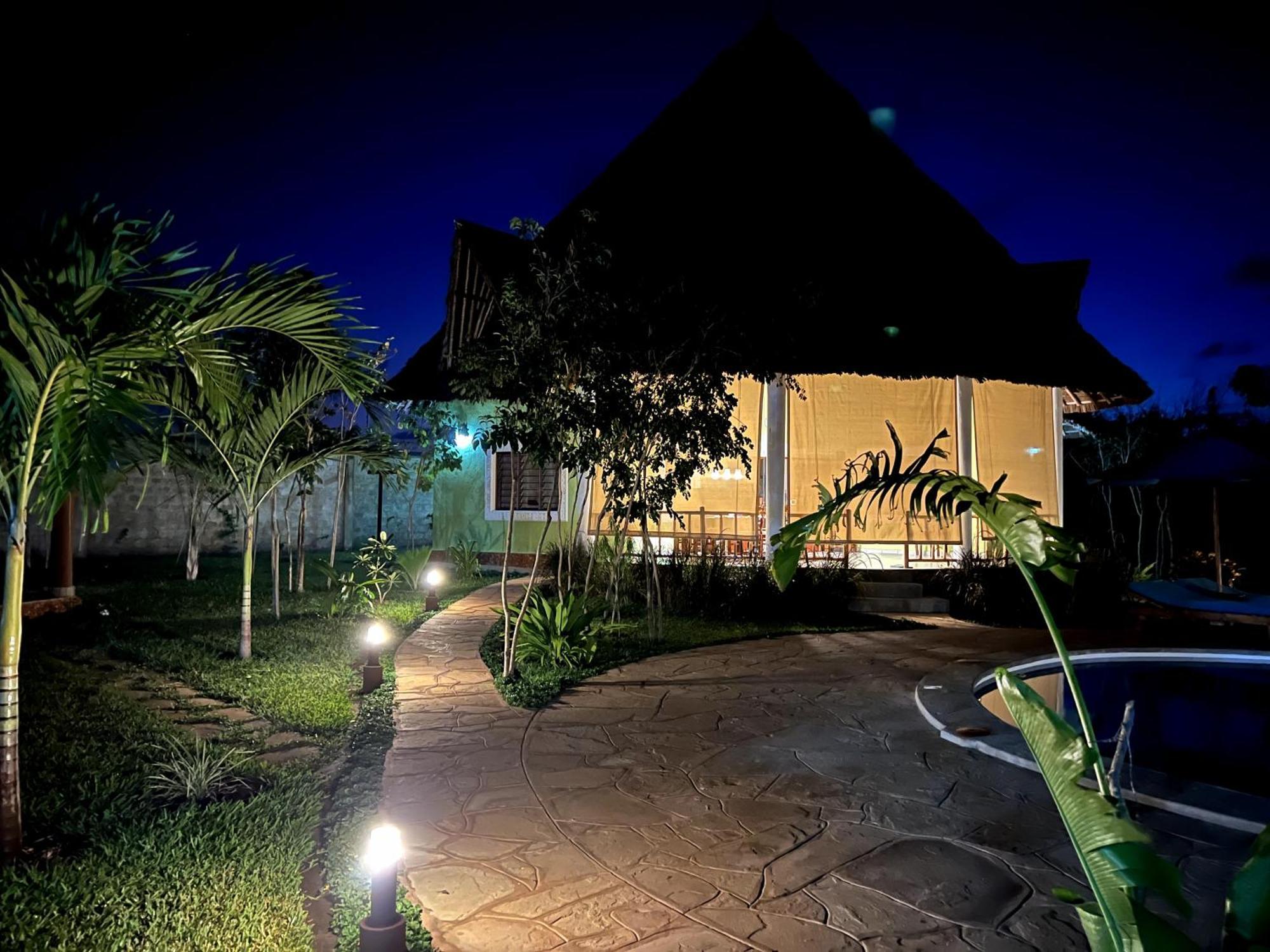 Paradiesische Villa Maisha Mazuri Mit Pool. Terrasse Und Personal Diani Beach Eksteriør billede